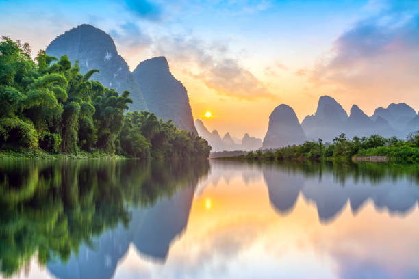 lo splendido paesaggio del fiume lijiang a guilin - guilin foto e immagini stock
