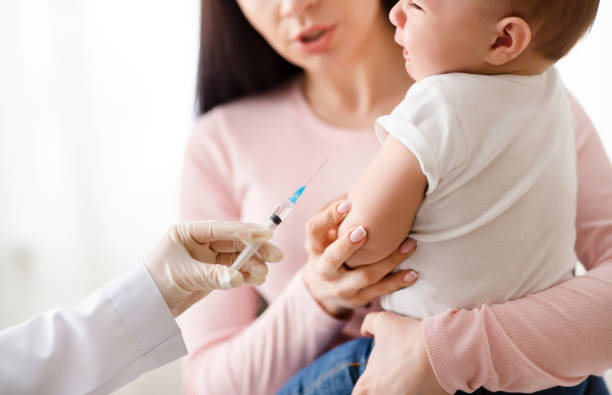 작은 아기에게 근육 주사를 주는 의사 - syringe injecting vaccination cold and flu 뉴스 사진 이미지