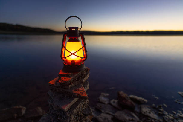 등유 램프와 밤에 블루 스프링스 호수 - lantern 뉴스 사진 이미지