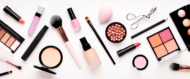 Conjunto de productos cosméticos para maquillaje con cepillos naturales photo