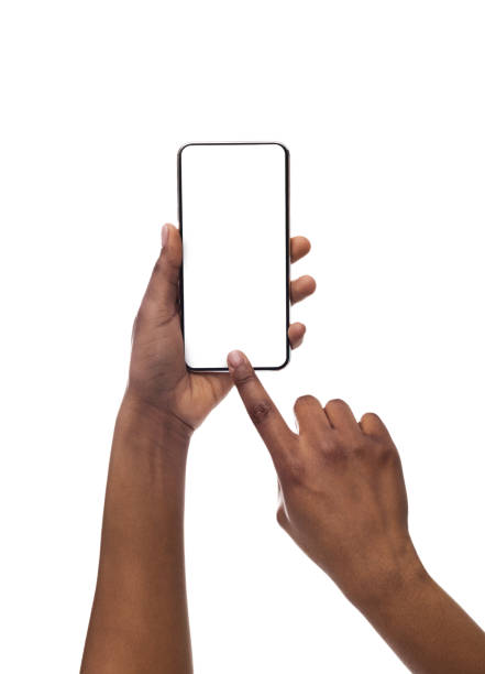 manos negras femeninas tomando fotos en el teléfono inteligente con pantalla en blanco - application software telephone social media smart phone fotografías e imágenes de stock