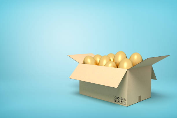 rendering 3d di uova d'oro in scatola di cartone su sfondo blu. - animal egg eggs food giving foto e immagini stock