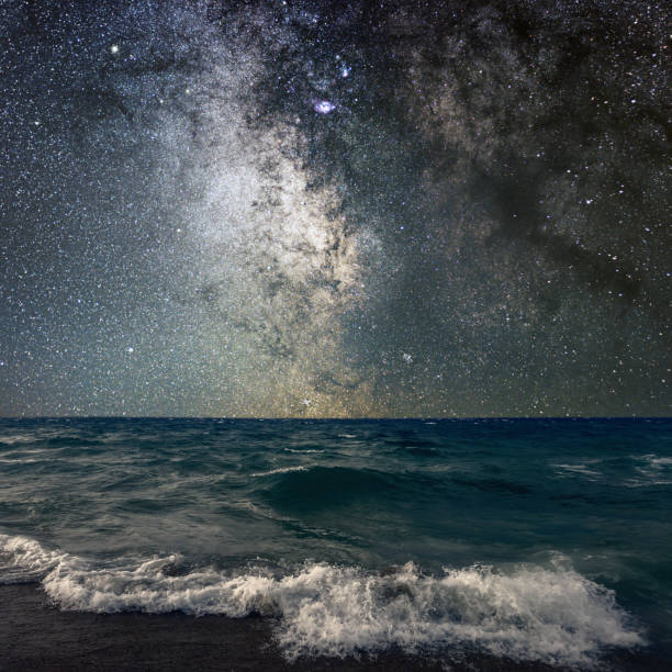 млечный путь над морем - horizon observatory стоковые фото и изображения