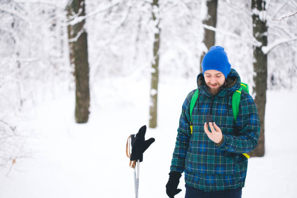 человек ищет направление с компасом в зимнем снежном лесу - orienteering planning mountain climbing compass стоковые фото и изображения