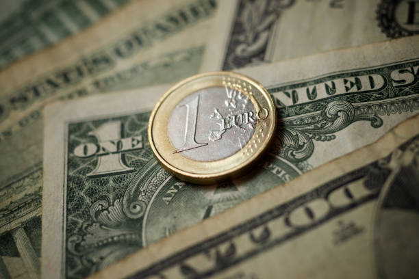 euro y dólar - one euro coin fotografías e imágenes de stock