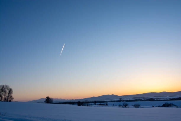 der winterabend himmel und contrail - vapor trail sky night sunset stock-fotos und bilder