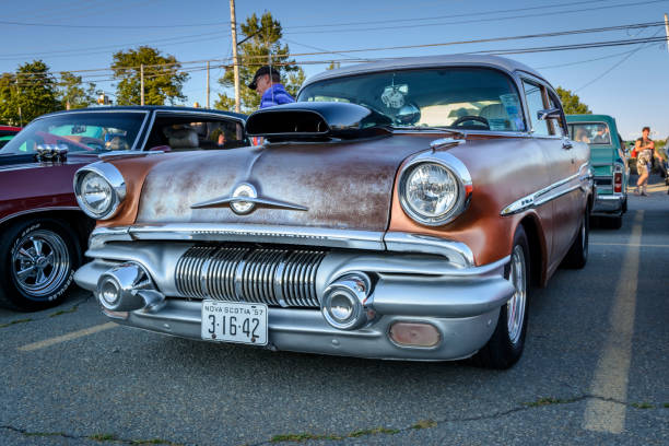 pontiac laurentian 2 porte 1957 - retro revival cruise hood car foto e immagini stock