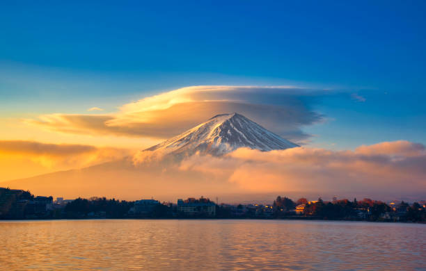 일본 야마나시현 가와구치호수에서 바라보는 후지산. 일본의 가을, 가을의 계절 후지산의 일출에 후지산과 가와구치코 호. - volcano lake blue sky autumn 뉴스 사진 이미지