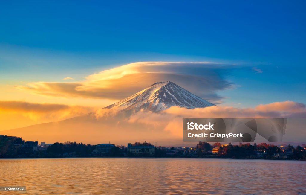 วิวภูเขาไฟฟูจิจากทะเลสาบคาวากุจิ จังหวัดยามานาชิ ประเทศญี่ปุ่น ภูเขาฟูจิและทะเลสาบคาวาก� - ไม่มีค่าลิขสิทธิ์ ประเทศญี่ปุ่น ภาพสต็อก