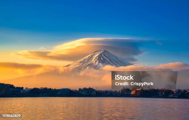 วิวภูเขาไฟฟูจิจากทะเลสาบคาวากุจิ จังหวัดยามานาชิ ประเทศญี่ปุ่น ภูเขาฟูจิและทะเลสาบคาวาก ภาพสต็อก - ดาวน์โหลดรูปภาพตอนนี้