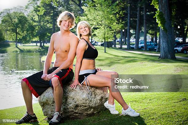 Fitness Sana Giovane Coppia Nel Parco - Fotografie stock e altre immagini di Adulto - Adulto, Allegro, Ambientazione esterna