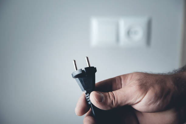 ハンドプラグ電源コード - electric plug outlet pulling electricity ストックフォトと画像