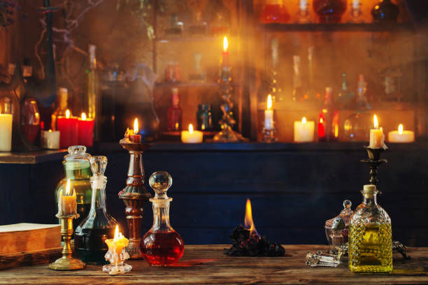 magiczne mikstury w butelkach na drewnianym tle - magic spell zdjęcia i obrazy z banku zdjęć