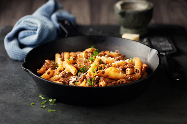 pâtes penne saines avec des lentilles vertes - poêle verte photos et images de collection