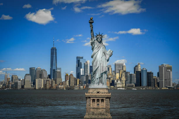 la statua della libertà sulla scena del fiume new york cityscape che si trova a manhattan, architettura e costruzione con concetto turistico - new york city manhattan built structure urban scene foto e immagini stock