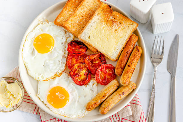 colazione inglese direttamente sopra la foto - breakfast eggs fried egg sausage foto e immagini stock
