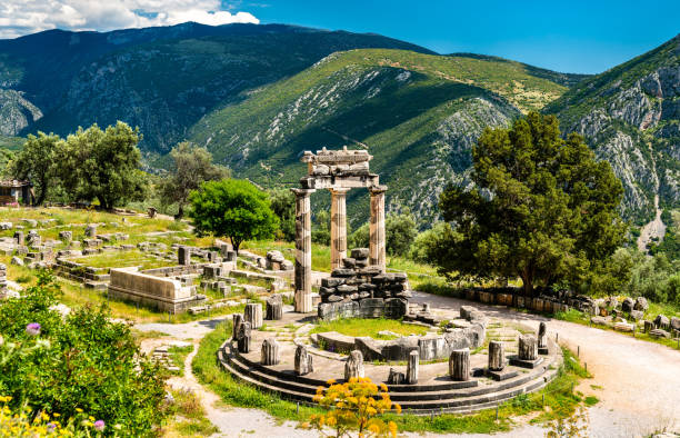 tempio di atena pronaia a delfi in grecia - architecture past ancient man made structure foto e immagini stock