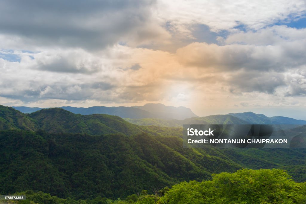 タイ北部の山々と美しい空の風景 - ストックフォト・写真素材...