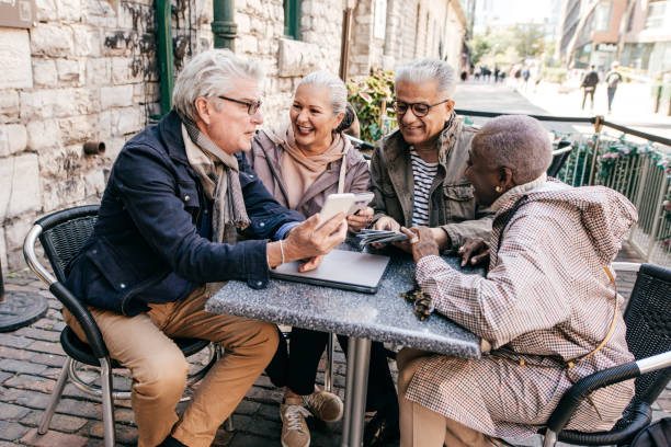 la planificación de la jubilación debe ir más allá de las finanzas - senior adult fun autumn senior couple fotografías e imágenes de stock