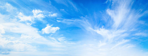 céu azul e nuvens brancas - panorâmica - fotografias e filmes do acervo