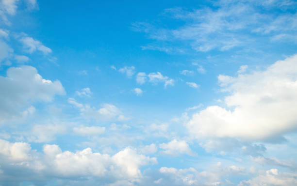 blauwe hemel en witte wolken - lucht stockfoto's en -beelden