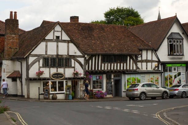 casas de campo en shere, surrey, inglaterra - surrey southeast england england cottage fotografías e imágenes de stock