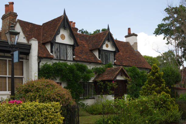 casa de campo en shere, surrey, inglaterra - surrey southeast england england cottage fotografías e imágenes de stock