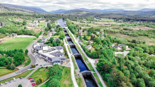 neptün merdiven kilitleri, caledonian kanalı'nda drone ile havadan görünüm, banavie, i̇skoçya, i̇ngiltere - lock stok fotoğraflar ve resimler