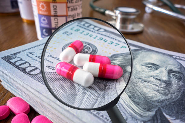 the search for right medication - one hundred dollar bill finance focus macro imagens e fotografias de stock