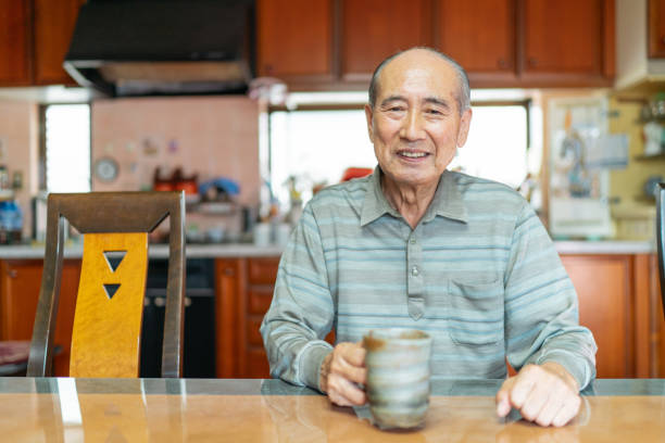 retrato de hombre mayor feliz en casa - one person lifestyles 80 plus years indoors fotografías e imágenes de stock