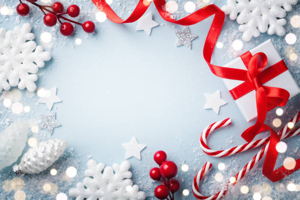 ramka świąteczna, kartka z życzeniami. pudełko prezentowe lub prezentowe i dekoracja świąteczna na niebieskim tle z góry. kompozycja szczęśliwego nowego roku. - blue bow ribbon gift zdjęcia i obrazy z banku zdjęć