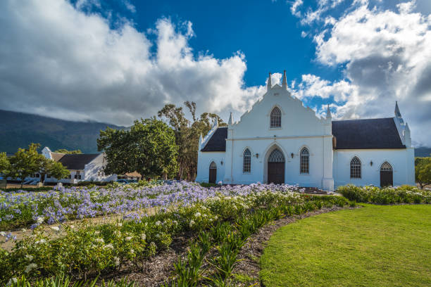 a igreja reformada holandesa em franschhoek, áfrica do sul. - africa south vineyard industry - fotografias e filmes do acervo