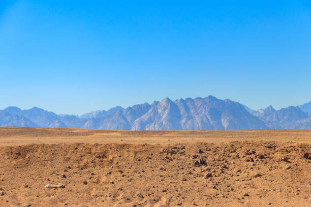 вид на аравийскую пустыню и горный хребет холмы красного моря в египте - beautiful horizontal arabia hurghada стоковые фото и изображения