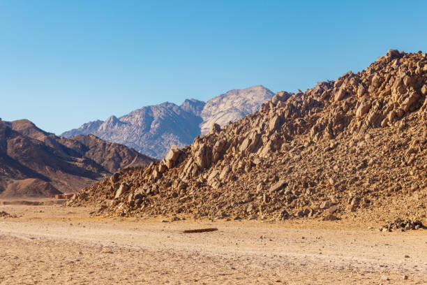 vue du désert arabe et de la chaîne de montagnes collines de la mer rouge en egypte - 2274 photos et images de collection