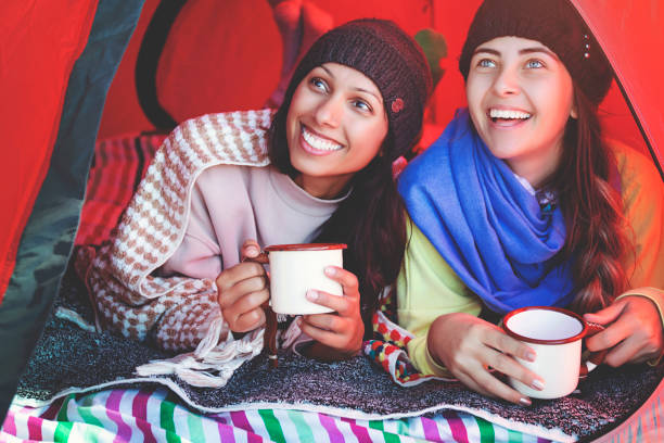 duas raparigas que apreciam o café na barraca - coffee sack bag espresso - fotografias e filmes do acervo