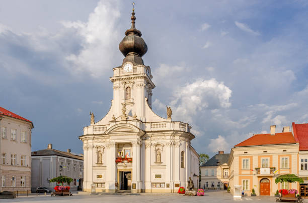 minor basilica in wadowice, birthplace of pope john paul ii. - malopolskie province imagens e fotografias de stock