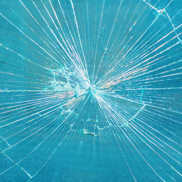 zerbrochene glasscheibe blauescheibe in der mall. - glass circle cracked striped stock-fotos und bilder
