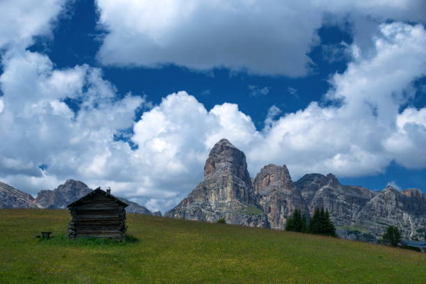 dolomity - clear sky contrasts cloud high contrast zdjęcia i obrazy z banku zdjęć