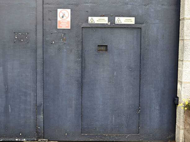 porta da prisão - prison cell door - fotografias e filmes do acervo
