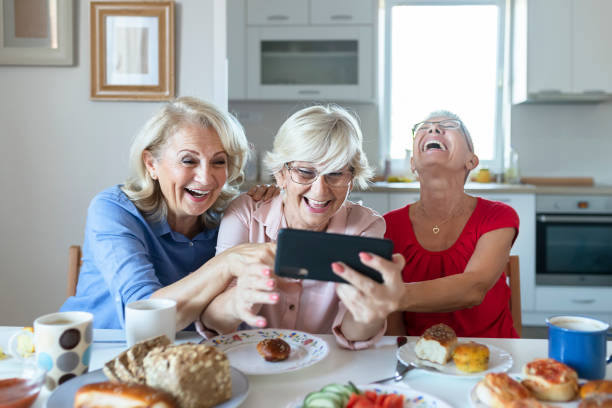co to jest szczęście, jeśli nie możesz się nim podzielić? - 60s senior adult breakfast cheerful zdjęcia i obrazy z banku zdjęć