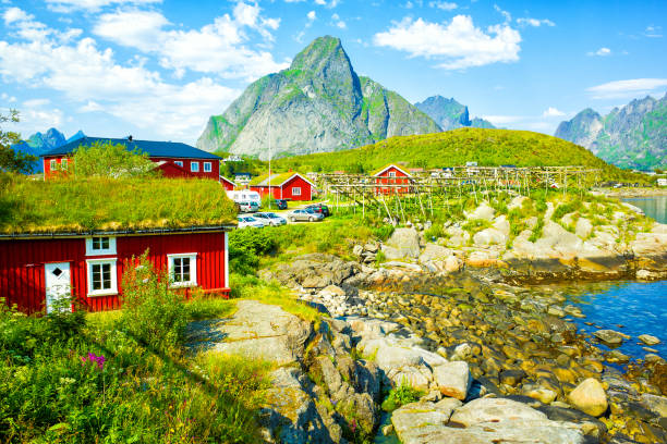 vista panorámica de reine, islas lofoten, noruega - norway lofoten and vesteral islands sea mountain range fotografías e imágenes de stock