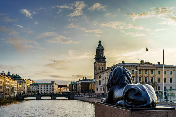 opinião do por do sol do centro de cidade de burunnsparken de gothenburg - city government town hall government building - fotografias e filmes do acervo