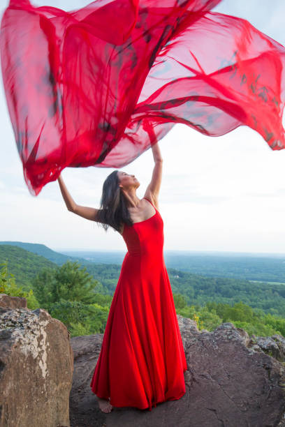 Nữ vũ công mặc váy đỏ ném vải đỏ ở Connecticut.