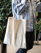 m%C3%A4dchen-in-jeansjacke-mit-%C3%B6ko-