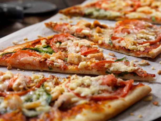 chicken margharita flat bread pizza - grilled chicken chicken herb thin imagens e fotografias de stock