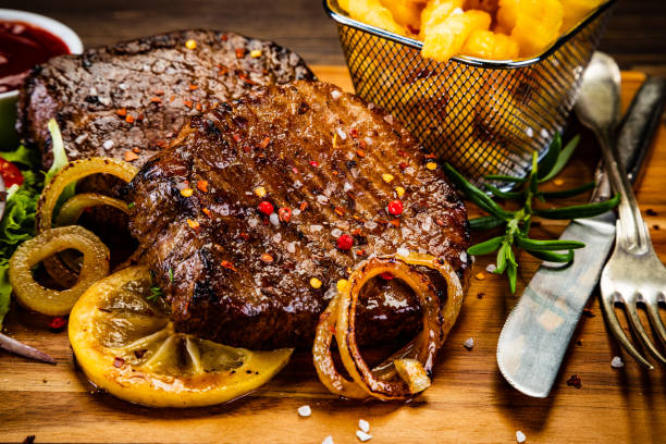grilled steak with french fries and vegetable salad - red meat meat dish grilled rare imagens e fotografias de stock