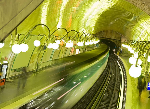 station de métro à paris - pub metro paris photos et images de collection