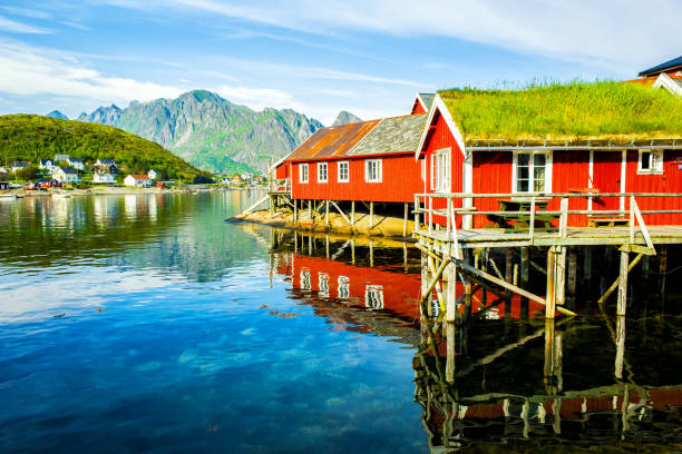 vista cénico de reine, consoles de lofoten, noruega - urban scene building exterior reflection house - fotografias e filmes do acervo