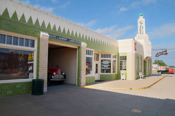 histórico u-drop inn em shamrock, texas - gas station old old fashioned 1930s style - fotografias e filmes do acervo