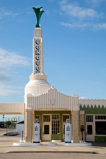 inn u-drop histórico e torre de conoco em shamrock, texas - gas station old old fashioned 1930s style - fotografias e filmes do acervo